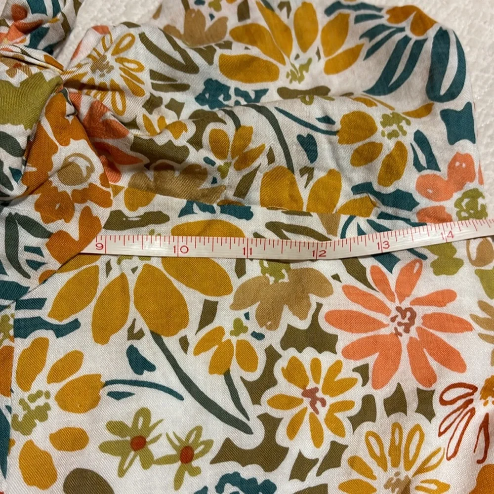Floral Romper w/ tie closure - Picture 4 of 7